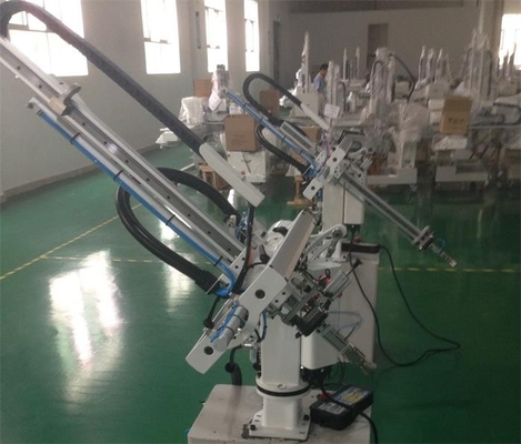 Robots de bras d'oscillation de certificat de la CE petits pour la machine de moulage par injection 50~180T